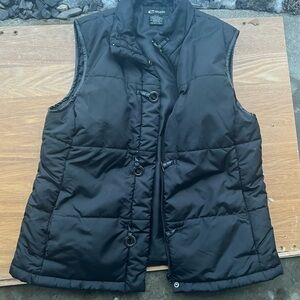 estudio Black puffer vest with adjustable straps and pockets. Size: XL